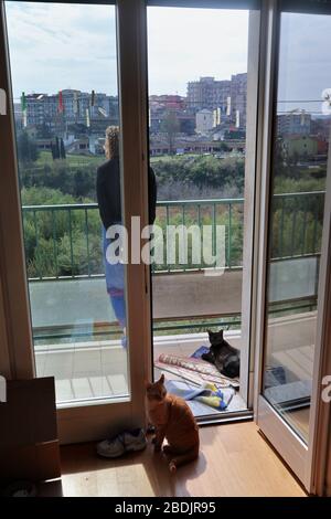 Sul balcone di casa Foto Stock