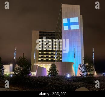 Helsinki, Finlandia - 6 dicembre 2017: L'ospedale universitario di Helsinki a Meilahti decorato con luci blu e bianche e bandiera finlandese come par Foto Stock