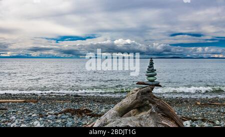 Un cairn segna il percorso lungo un sentiero sulla spiaggia di Whidbey Island Foto Stock