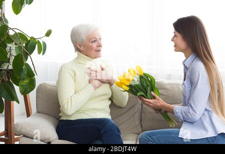 Giorno della madre. Giovane donna saluto sua madre Foto Stock