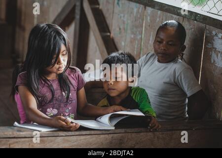 Bambini indigeni che imparano, territorio di Shiwiar, Ecuador Foto Stock