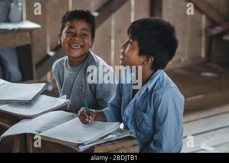 Bambini indigeni che imparano, territorio di Shiwiar, Ecuador Foto Stock