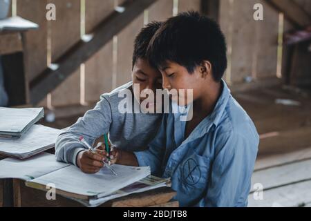 Bambini indigeni che imparano, territorio di Shiwiar, Ecuador Foto Stock