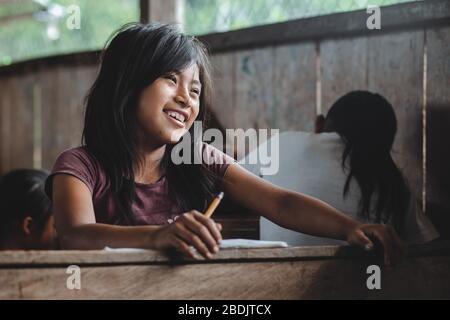 Bambini indigeni che imparano, territorio di Shiwiar, Ecuador Foto Stock