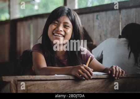 Bambini indigeni che imparano, territorio di Shiwiar, Ecuador Foto Stock