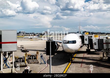 Toronto, Canada - 30 luglio 2019. Operazioni aeroportuali presso l'aeroporto internazionale Pearson in una luminosa giornata estiva. Foto Stock