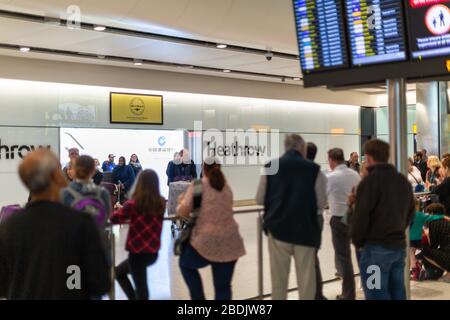 Il gate degli arrivi all'aeroporto di Londra Heathrow (LHR) a Londra Inghilterra è il secondo aeroporto più trafficato al mondo che serve più di 80 milioni di passeggeri Foto Stock