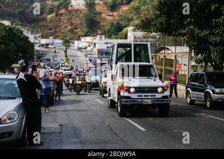 Caracas, Venezuela. 8 aprile 2020. La figura di Gesù "Nazareno de San Pablo" è portata su un galleggiante attraverso la città durante le celebrazioni della settimana Santa. La processione annuale, nella quale i pellegrini tradizionalmente sfilano insieme attraverso la città, non si svolge quest'anno a causa delle restrizioni di uscita contro la diffusione del coronavirus. Tuttavia, la Chiesa cattolica ha deciso di guidare la figura religiosa attraverso la capitale in modo che i credenti possano vederla da casa. Credit: Rafael Hernandez/dpa/Alamy Live News Foto Stock