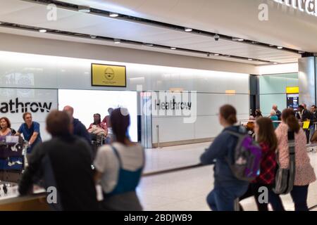 Il gate degli arrivi all'aeroporto di Londra Heathrow (LHR) a Londra Inghilterra è il secondo aeroporto più trafficato al mondo che serve più di 80 milioni di passeggeri Foto Stock