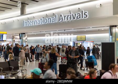 Il gate degli arrivi all'aeroporto di Londra Heathrow (LHR) a Londra Inghilterra è il secondo aeroporto più trafficato al mondo che serve più di 80 milioni di passeggeri Foto Stock