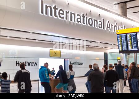 Il gate degli arrivi all'aeroporto di Londra Heathrow (LHR) a Londra Inghilterra è il secondo aeroporto più trafficato al mondo che serve più di 80 milioni di passeggeri Foto Stock