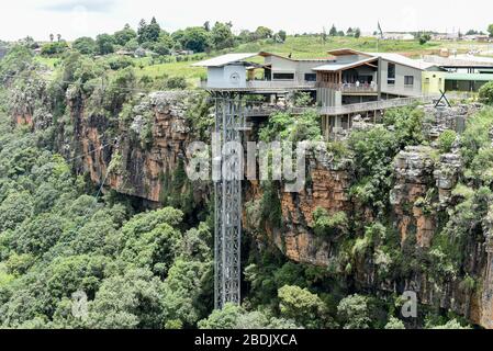 Il Big Swing (Bungee Jumping) a Graskop (Panorama Route), dove le persone godono di uno dei salti più alti in Sud Africa Foto Stock