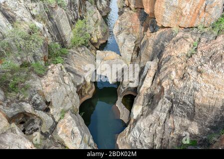 Bourke's Luck Potholes è un'attrazione turistica vicino al Blyde River Canyon 2 ° canyon più grande del mondo, sulla strada Panorama, Mpumalanga, Sud Africa Foto Stock