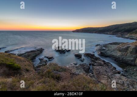 Colori dell'alba piacevoli e tranquilli vicino al mare. Foto Stock