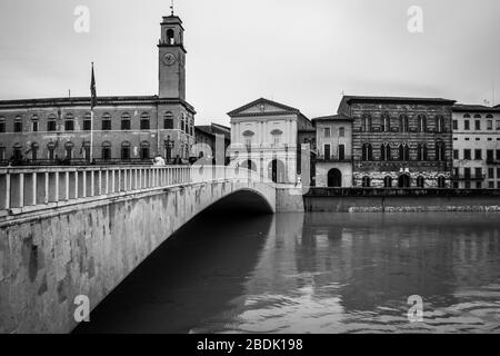 Immagine in bianco e nero di Ponte di mezzo a Pisa sull'Arno. Pisa, Toscana, Italia, novembre 2019 Foto Stock