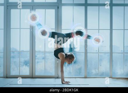 Allenamento domestico. Giovane ragazza in abbigliamento sportivo facendo stand in stanza luce, collage Foto Stock