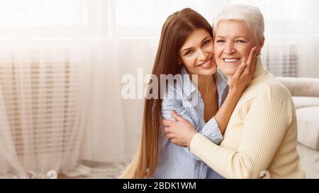 Ritratto di famiglia. Giovane donna che si agguagli a casa Foto Stock