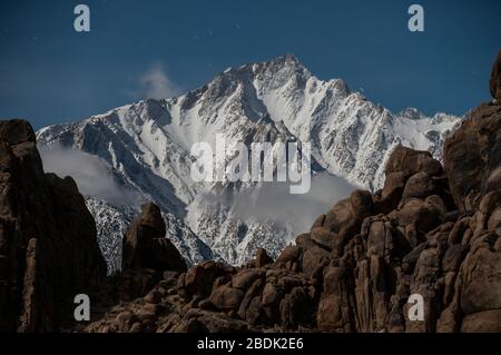 Mt. Whitney e la Torre Sierras sopra la Valle sottostante Foto Stock