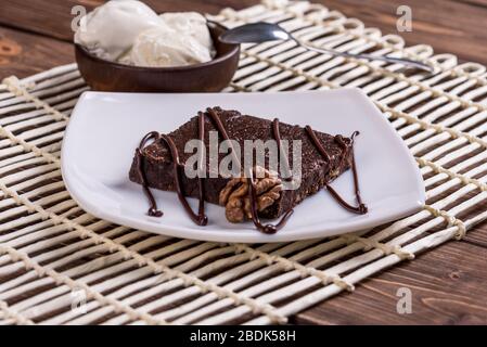 Una fetta di torta al cioccolato sul tavolo. Foto Stock