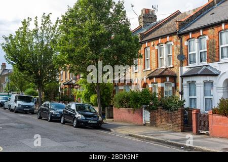 Scene di strada dal London Borough of Hackney. Hackney è un grande distretto nella zona est di Londra ed è stato anche conosciuto come Hackney propriamente detto. Foto Stock