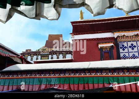 L'alto composto di mura rosse nell'estremo nord di Gyantse ospita il Monastero di Palcho nella regione autonoma del Tibet. Foto Stock