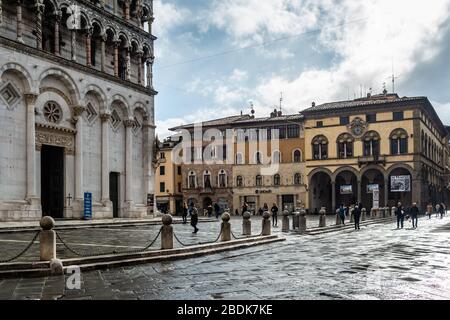Vista su Piazza San Michele, una delle piazze più tipiche del centro storico di Lucca. Lucca, Toscana, Italia, novembre 2019 Foto Stock