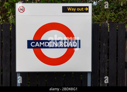 I treni sotterranei e terrestri sono parte integrante del sistema di transito Englands, come questi passeggeri che attendono alla stazione di Camden Road a Londra. Foto Stock