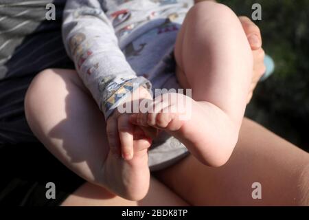 Un bambino ritratto in un giardino durante la chiusura del Coronavirus Covid-19 sulla costa meridionale del Regno Unito. Foto Stock