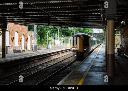 I passeggeri attendono il treno terrestre alla stazione ferroviaria di Clapton. Il distretto di Hackney è un distretto della città di Hackney, nel distretto di Hackney. Foto Stock