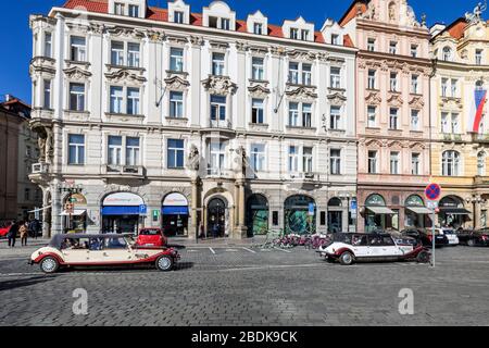 Le auto di vecchio stile classico offrono visite turistiche nella Piazza della Città Vecchia, Praga, Repubblica Ceca. Foto Stock