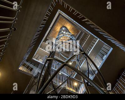 L'ascensore futuristico e la scala all'interno della torre dell'orologio del vecchio Municipio, Praga, Repubblica Ceca. Foto Stock