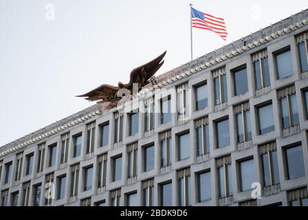 American Eagle Flag facciata architettura Old American Embassy US Embassy, Grosvenor Square, Mayfair, Londra W1K 2HP di Eero Saarinen Foto Stock