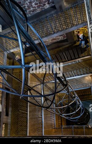 L'ascensore futuristico e la scala all'interno della torre dell'orologio del vecchio Municipio, Praga, Repubblica Ceca. Foto Stock