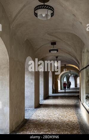 Vecchio passaggio coperto in Piazza della Città Vecchia, centro storico, Praga, Repubblica Ceca Foto Stock