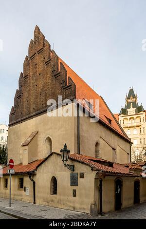 La sinagoga Vecchia-Nuova del XIII secolo a Praga, la sinagoga più antica in funzione d'Europa. Foto Stock