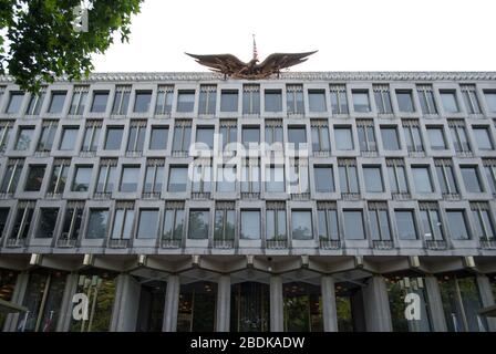 American Eagle Flag facciata architettura Old American Embassy US Embassy, Grosvenor Square, Mayfair, Londra W1K 2HP di Eero Saarinen Foto Stock