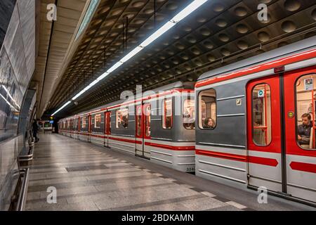 Treno che arriva alla stazione della metropolitana Malostranska a Mala Strana a Praga Repubblica Ceca Foto Stock