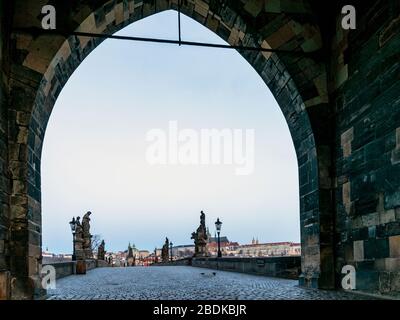 Vista del Ponte Carlo da sotto la Torre del Ponte della Città Vecchia, Praga, Repubblica Ceca Foto Stock