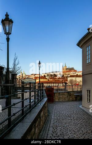 Cattedrale di San Vito e il quartiere del Castello dalle rive del fiume Moldava, Praga, Repubblica Ceca Foto Stock