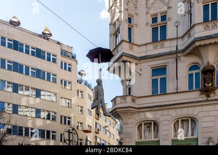 Uomo appeso con scultura ombrello chiamato leggera incertezza da Michal Trpak a nove Mesto, Praga, Repubblica Ceca Foto Stock