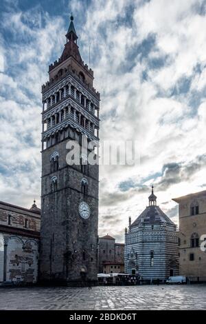 Vista panoramica della Cattedrale di Pistoia (Cattedrale di San Zeno) e del Battistero, Toscana, Italia Foto Stock