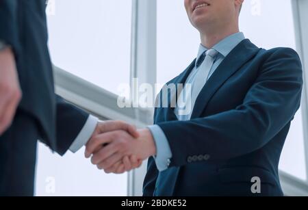 Stretta di mano del business partner dopo un favorevole accordo commerciale Foto Stock