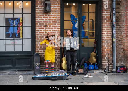 New Orleans, Louisiana, 9 febbraio 2020: Due musicisti si esibiscono nel quartiere francese. Foto Stock