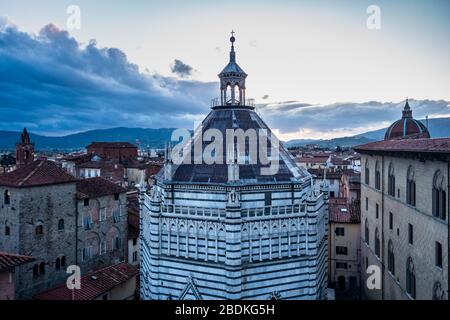 Vista panoramica al tramonto del Battistero di San Giovanni in corte dal campanile della Cattedrale di Pistoia, Toscana, Italia Foto Stock