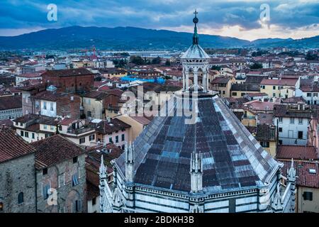 Vista panoramica al tramonto del Battistero di San Giovanni in corte dal campanile della Cattedrale di Pistoia, Toscana, Italia Foto Stock