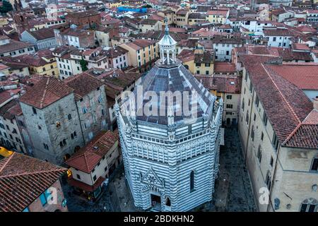 Veduta aerea del Battistero di San Giovanni in corte dal campanile della Cattedrale di Pistoia, Toscana, Italia Foto Stock