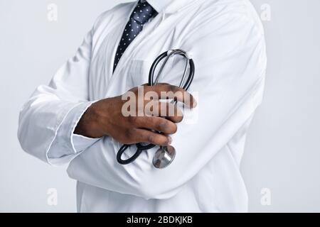 Corto di medico afro-americano che detiene stetoscopio Foto Stock