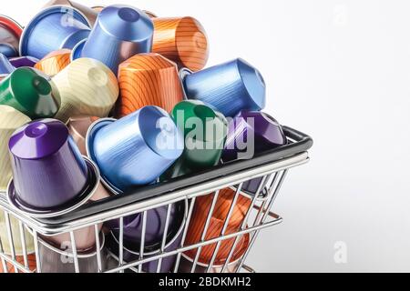 vista orizzontale di diverse capsule di caffè espresso colorate impilate in un cestello in alluminio Foto Stock