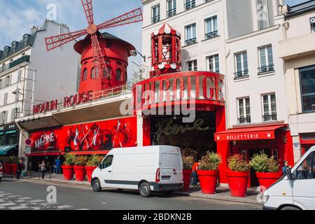 Cabaret parigino Moulin Rouge . Torre rossa, le ali del mulino e l'iscrizione Moulin Rouge . Nelle vicinanze - una torretta pittoresca con un'iscrizione di bar Foto Stock