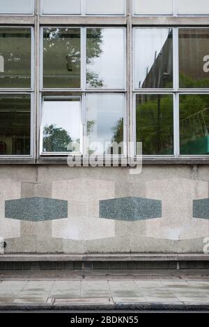 1950 Mosaic Brick Holborn Library, 32-38 Theobald's Road, Londra WC1X di Sydney Cook Ernest Ives Camden Borough Council Foto Stock